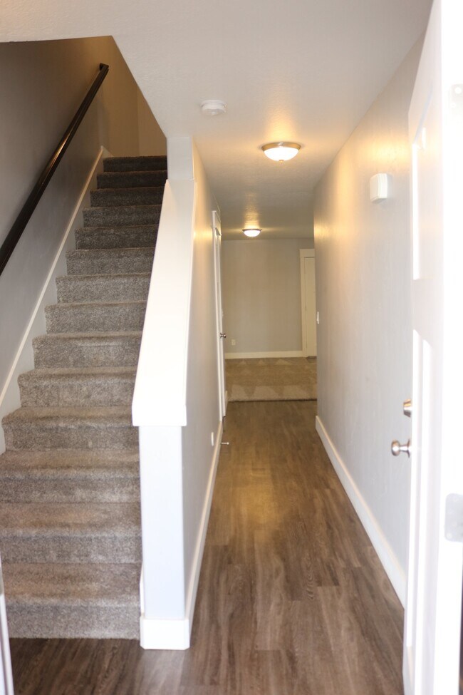 Building Photo - 287 W 20 N