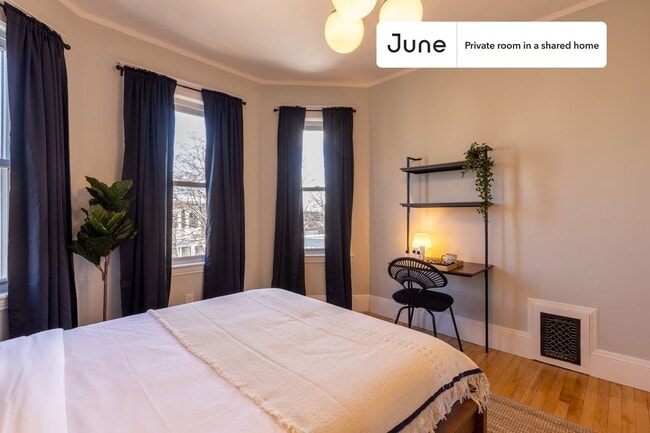 Building Photo - Private bedroom in 4 bed/2 bath Home
