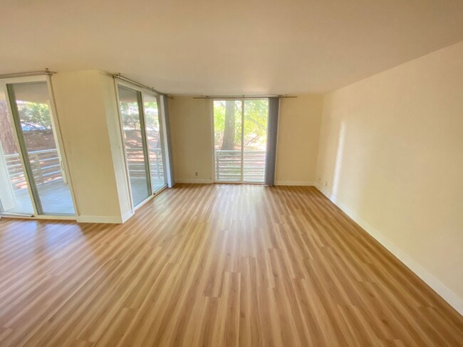 Building Photo - Serene Condo in Beautiful Gated Community