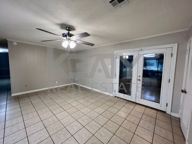 Building Photo - 4 bedroom, 2.5 bathroom house available in...