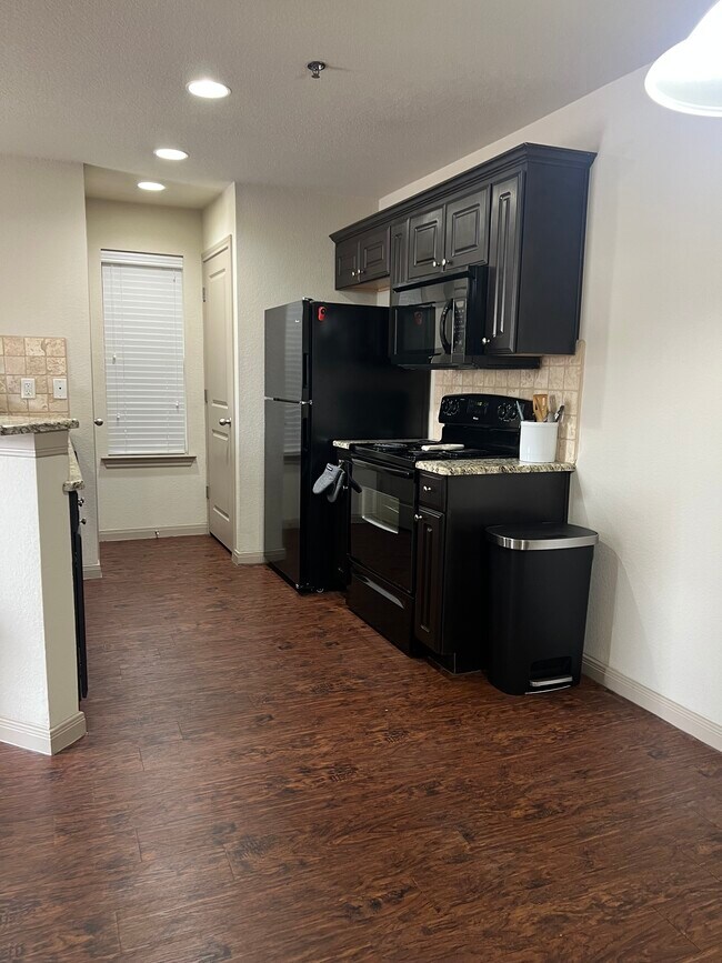 Building Photo - 715 Cleveland Ave