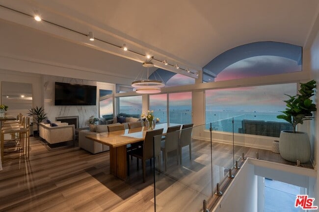 Foto del edificio - 3806 Ocean Front Walk