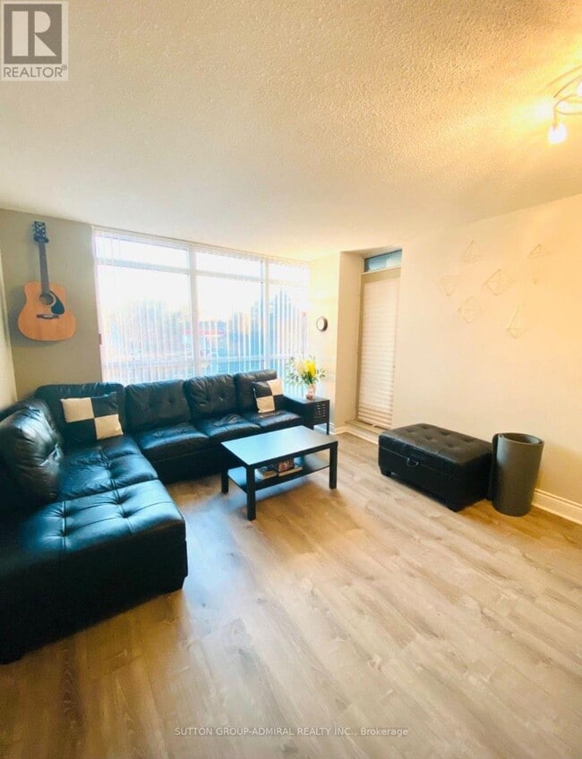 Photo du bâtiment - 28 Harrison Garden Blvd