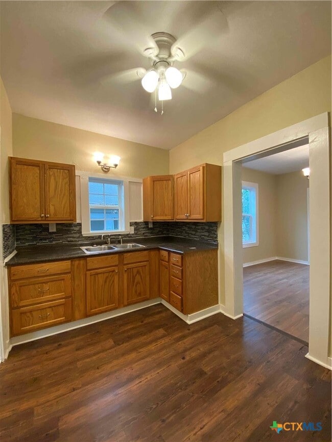 Building Photo - 904 N Main St