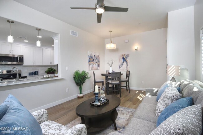 Foto del edificio - 1 br, 1 bath Condo - 2036 E River Rd Unit 201