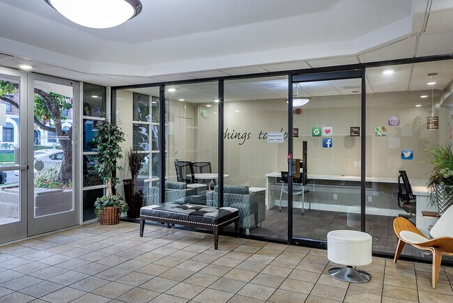 Foto del edificio - Essex Properties at Miracle Mile