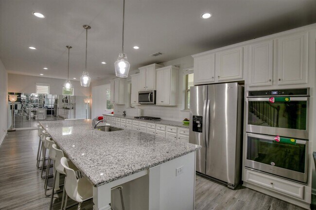 Building Photo - 5375 Mirror Lake Dr