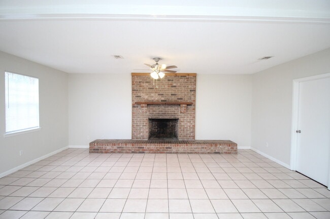 Building Photo - Hamilton Bridge Estates 3BR Brick Home Near Hwy 90, No Carpet & Open Living Space
