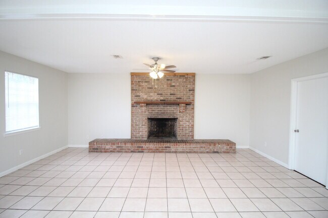 Foto del edificio - Hamilton Bridge Estates 3BR Brick Home Near Hwy 90, No Carpet & Open Living Space