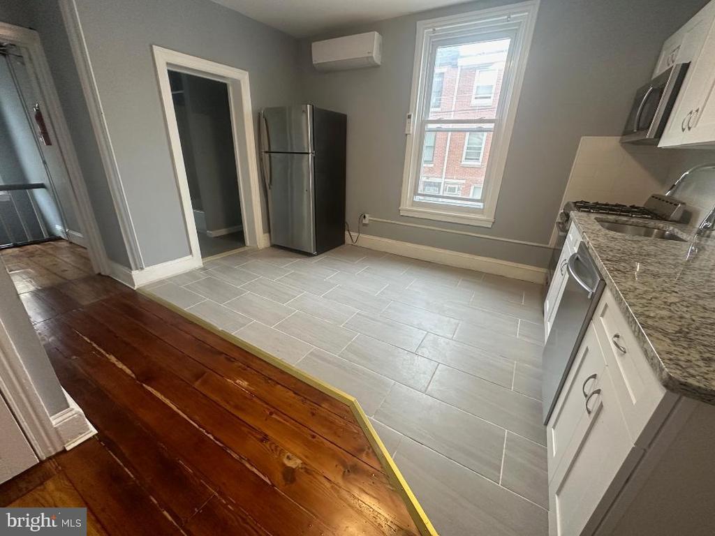 Primary Photo - 1366 E Columbia Ave