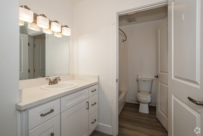 2BR, 1BA - 913SF - The Continental (03/26)