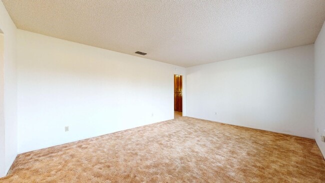 Building Photo - 827 N Armstrong Ave