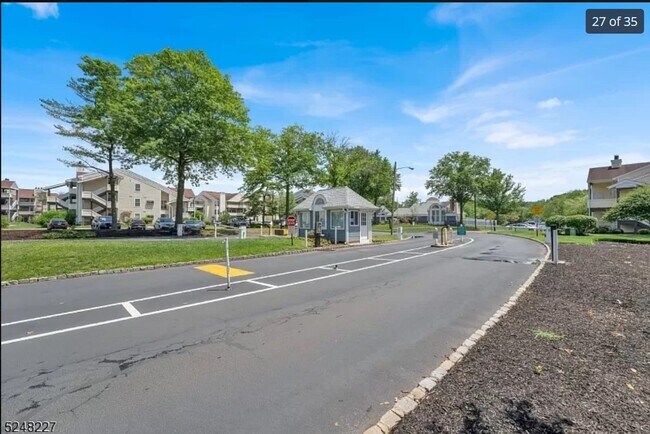 Foto del edificio - 712 Pinehurst Ct