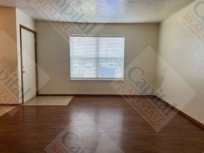 Foto del edificio - 1322 Glen Oaks Ct