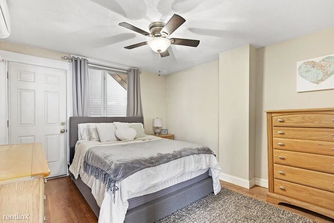 Building Photo - 2 br, 1 bath  - 270 E St