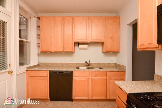 Building Photo - 537 W Brompton Ave