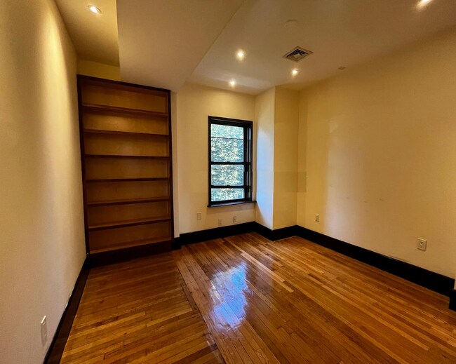 Building Photo - 36 Gloucester St