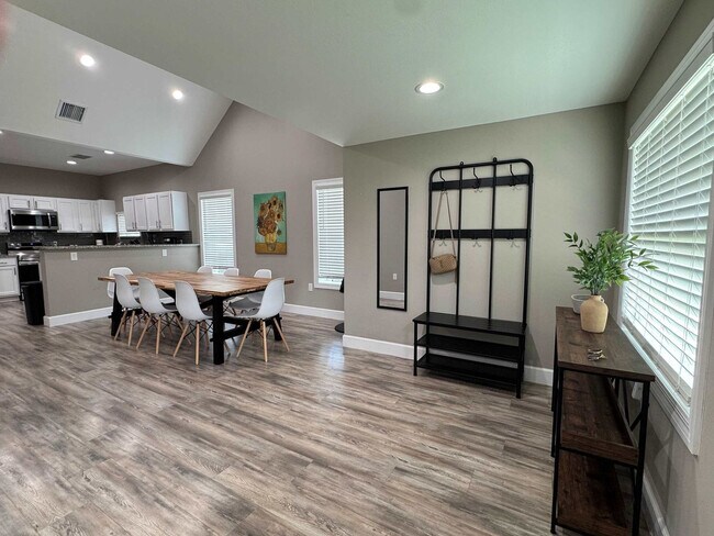 Foto del edificio - 420 E Cypress St