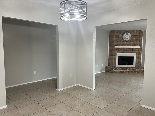 Building Photo - 6223 Silver Leaf Dr