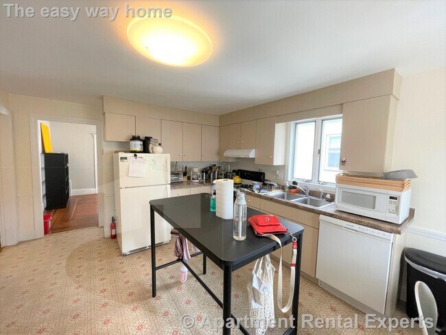 Building Photo - Large 2BR - 10 Mins to Davis Sq -  2 Parki...