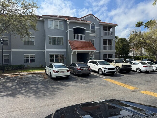 Building Photo - 18001 Richmond Pl Dr