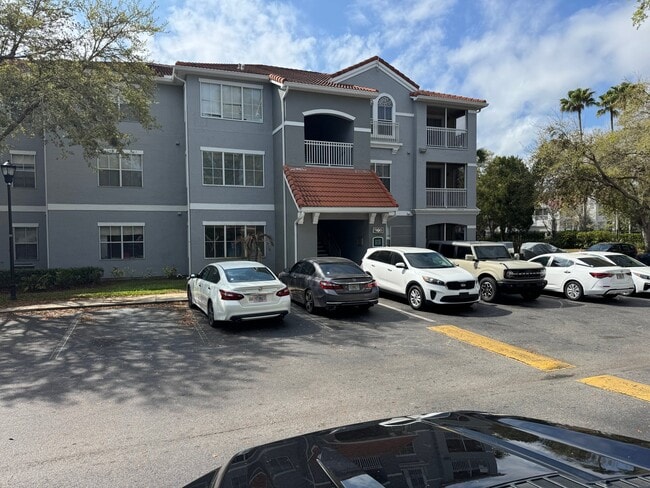 Building Photo - 18001 Richmond Pl Dr