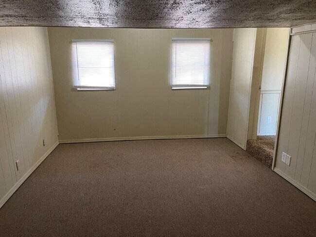 Building Photo - 3 bed 1 bath garage conversion , great are...