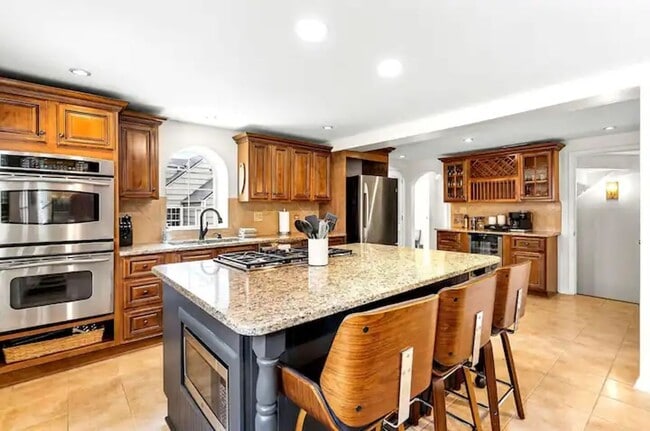 Foto del edificio - Stunning 3BR 3BA Fully Furnished Home w/ Granite Kitchen + Patio & Fenced Yard in Prairie Village