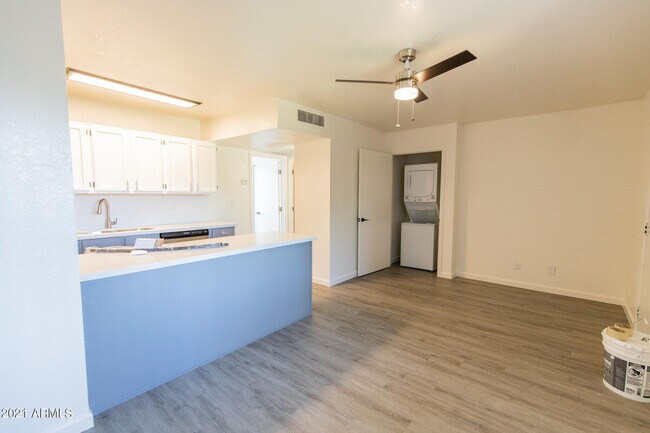 Building Photo - 2020 W Orangewood Ave