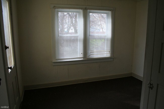 Foto del edificio - 937 W 10th St