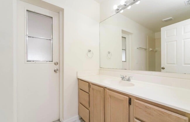 Building Photo - 1440 Bradwell Dr