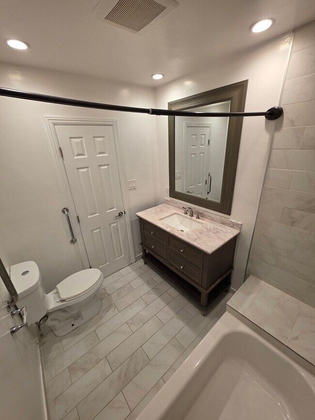 Foto del edificio - MOVE IN SPECIAL!!! $2,397 FOR FIRST THREE ...