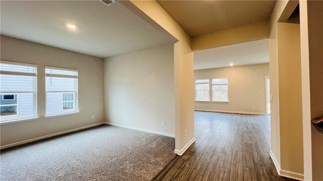 Building Photo - 6056 Hickory Crk Ct