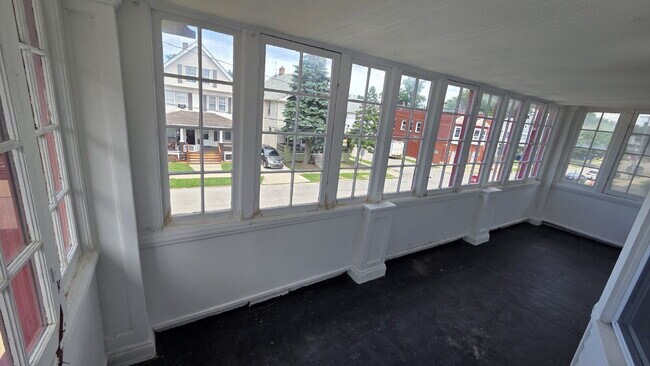 Foto del edificio - Bright & Airy 2-Bedroom Upper Unit
