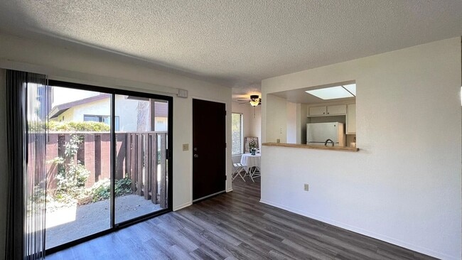 Building Photo - Cozy Lompoc Townhouse