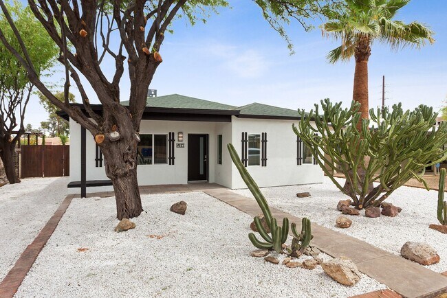 Building Photo - 1433 E Lee St