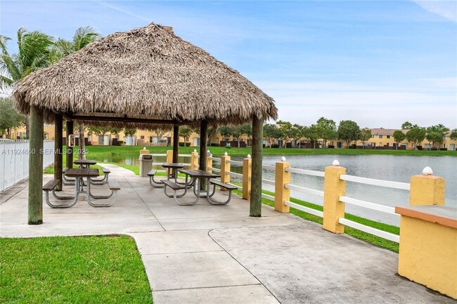 Building Photo - 1535 SE 26th St