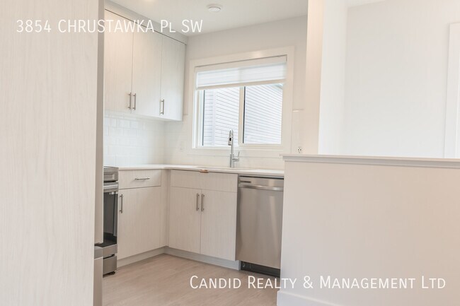 Photo du bâtiment - ABOVE GARAGE GARDEN SUITE IN CHAPPELLE