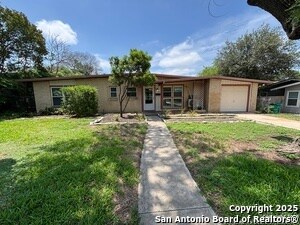Foto del edificio - 318 Sprucewood Ln
