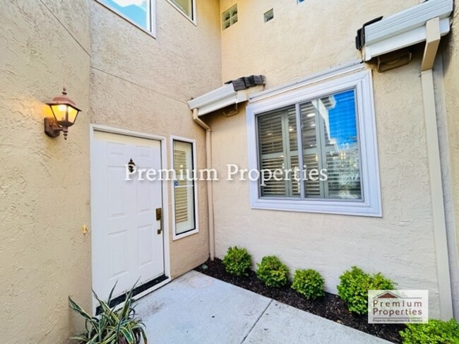 Foto del edificio - Beautiful 3BD/2.5BA Townhome with 1960 Sqf...