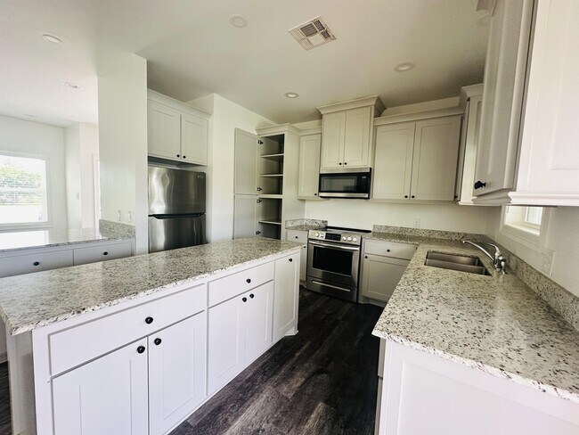Building Photo - 2306 Timberlane Dr