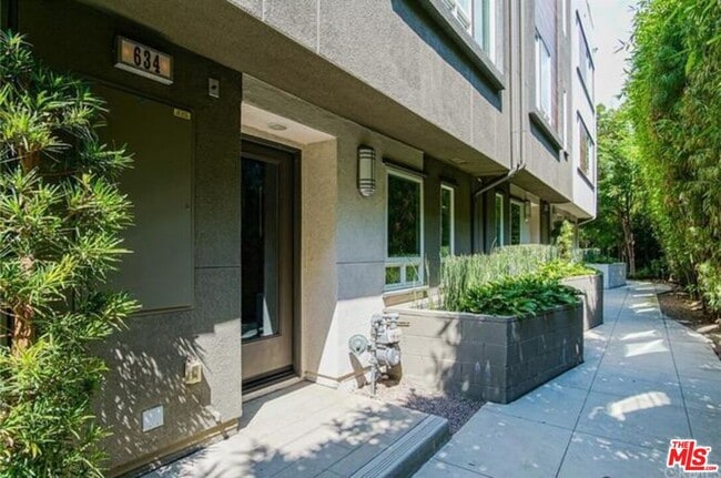 Building Photo - 634 N Gramercy Pl