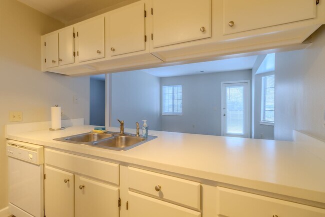 Building Photo - Charming, Updated Condo in Prime Downtown Traverse City Location!