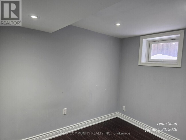 Building Photo - 28 Searell Ave