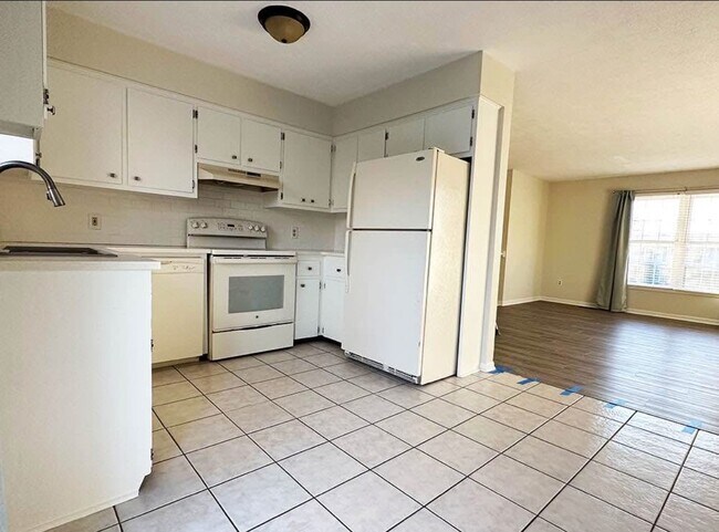Foto del edificio - 6690-6692 North Dr