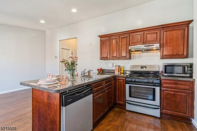 Building Photo - 62 Columbia St