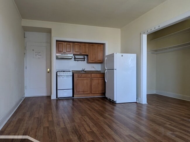 Building Photo - 3335 W Diversey Ave