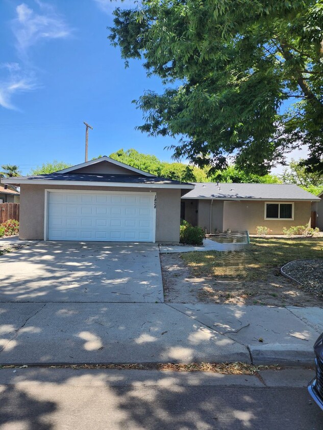 Primary Photo - 3 Bedroom 2 bath with 2 car garage with Wa...