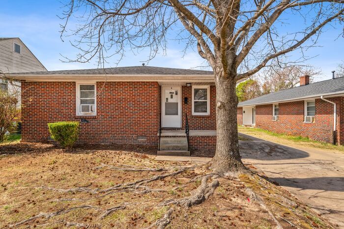 Foto principal - UNCG Area, Brick Duplex, Two Bedrooms!