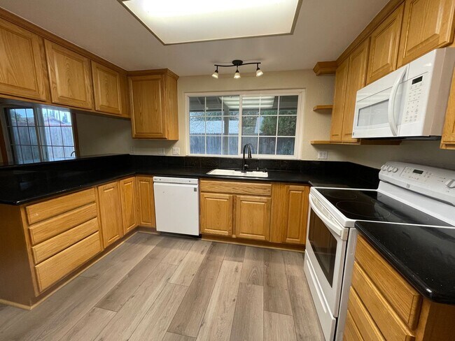 Foto del edificio - Spacious Citrus Heights Home with 3-Car Garage & Ample Storage